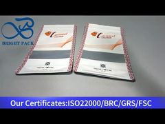 맑은 창문과 함께 서있는 가방